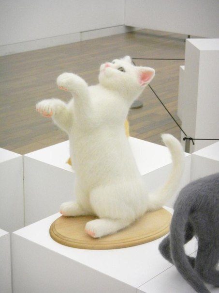 Кошечка на подставке