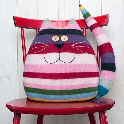 Полосатый кот на стуле