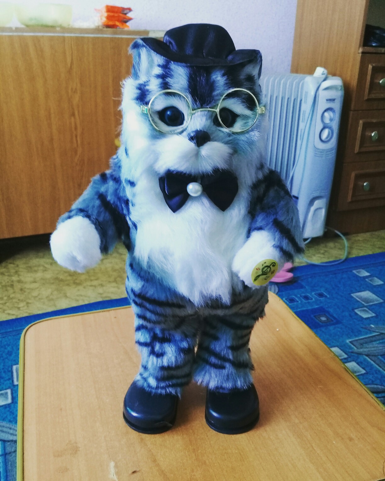 Игрушечный кот в очках и шляпе