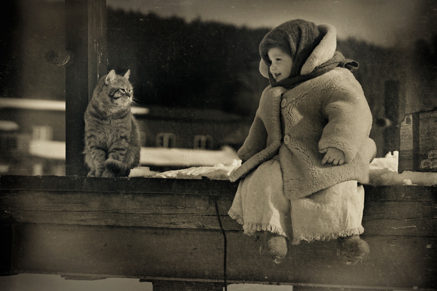 Ребёнок улыбается коту