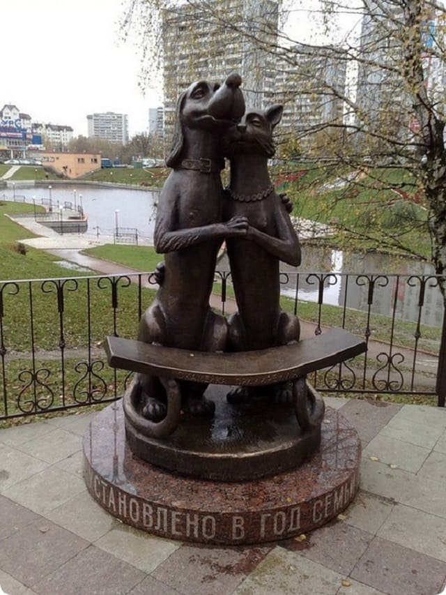 Кошка в обнимку с собакой