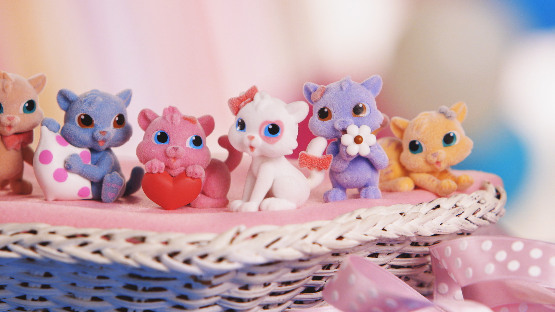 Кошки в корзинке