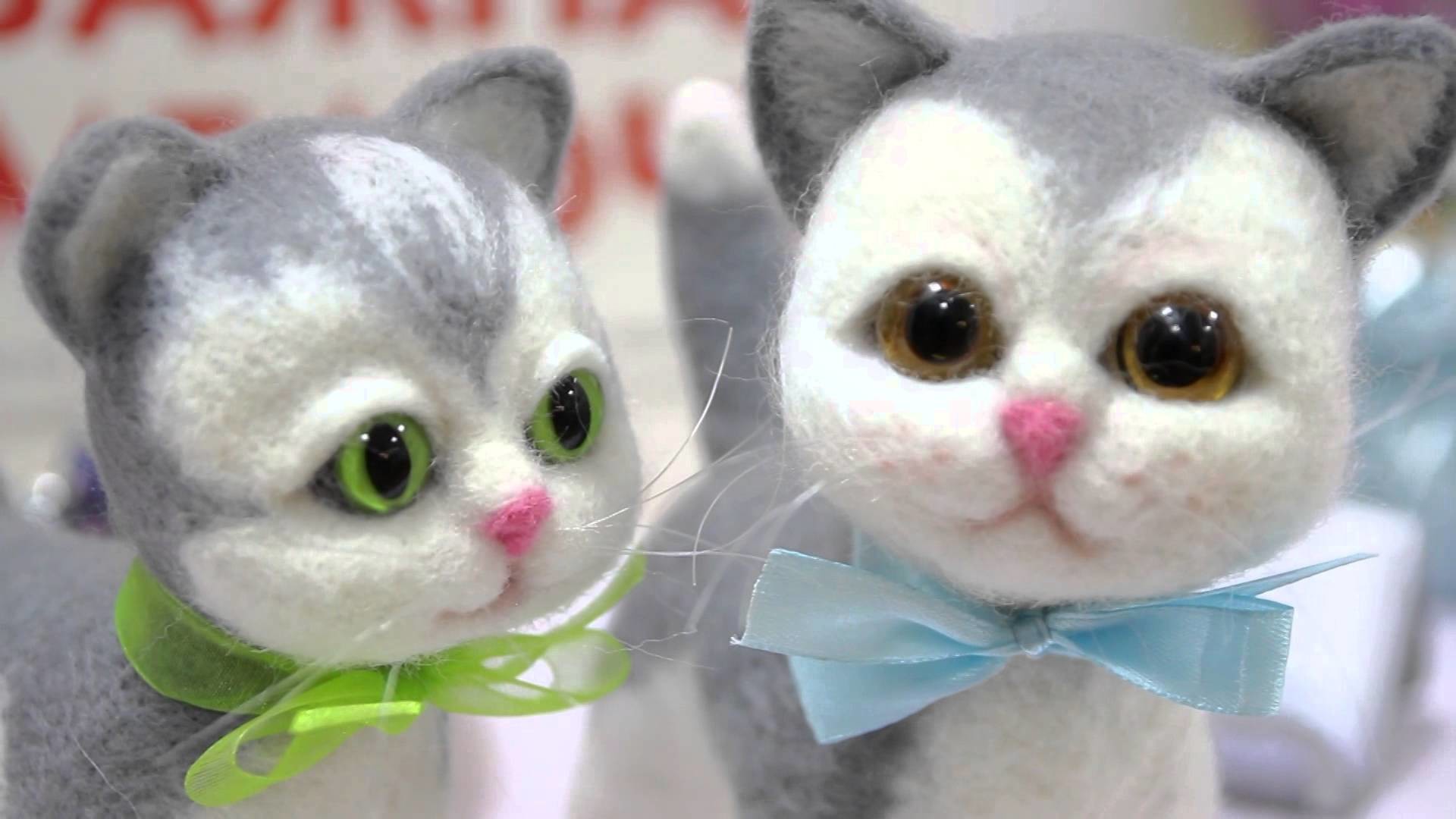 Серенькие кошечка с бантиками